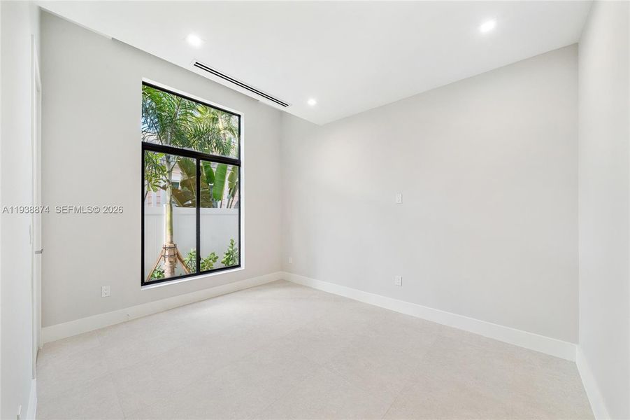 Spacious, unfurnished interior of a new home in , Fort Lauderdale (Image 21).