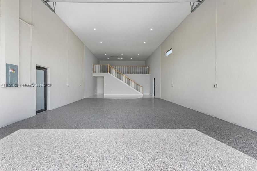 Spacious, unfurnished interior of a new home in , Cape Coral (Image 53).