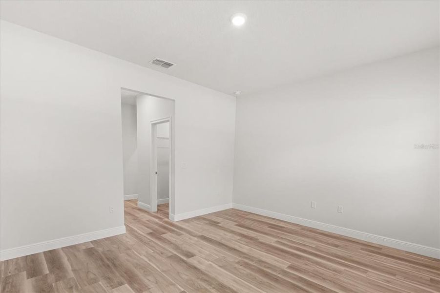 Spacious, unfurnished interior of a new home in , Ocala (Image 29).