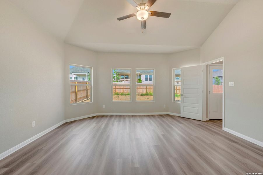 Spacious, unfurnished interior of a new home in Mesquite Ridge, San Antonio (Image 34).