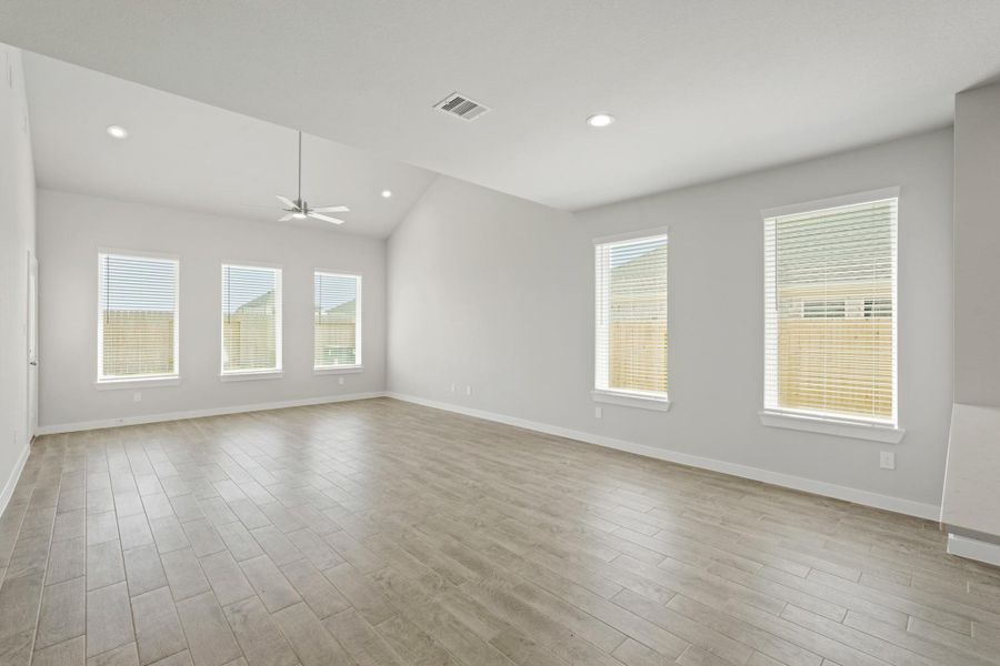 Spacious, unfurnished interior of a new home in Briarwood Crossing, Rosenberg (Image 23).