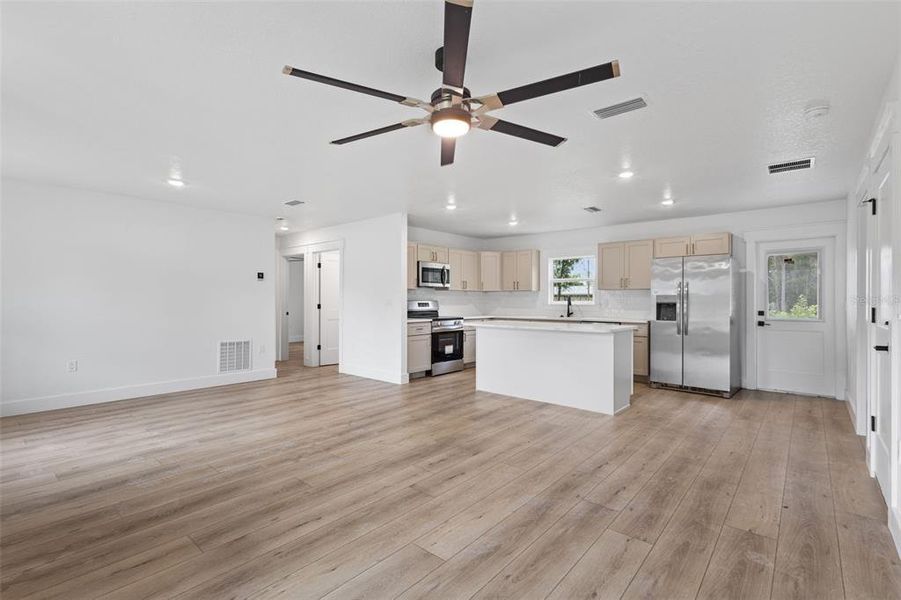 Spacious, unfurnished interior of a new home in , Jasper (Image 8).