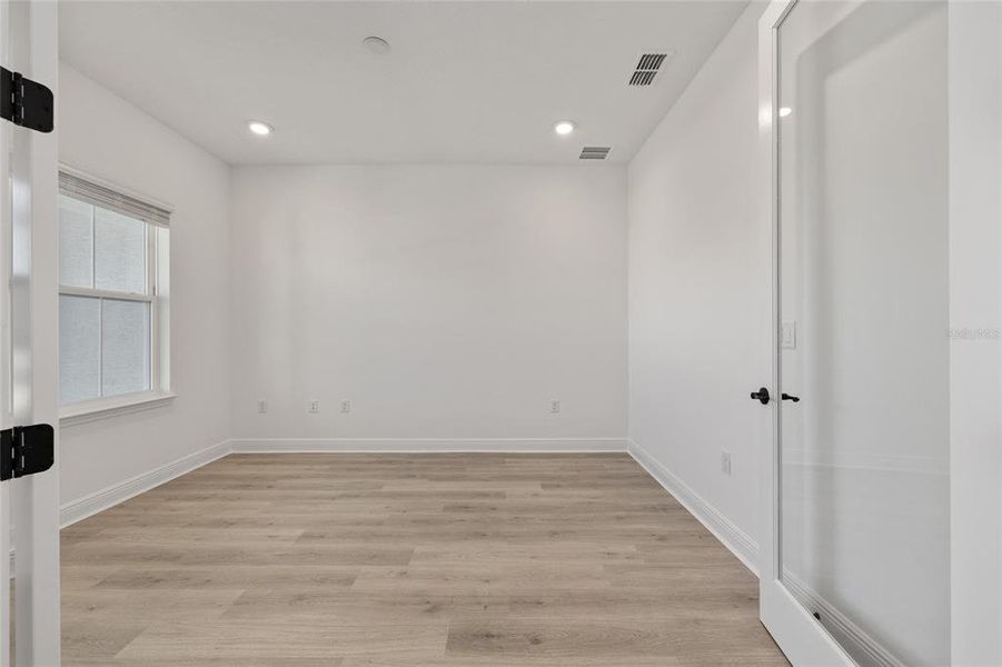 Spacious, unfurnished interior of a new home in , Ocala (Image 17).