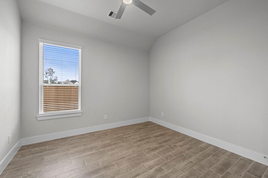 Spacious, unfurnished interior of a new home in Barton Creek Ranch, Conroe (Image 12).