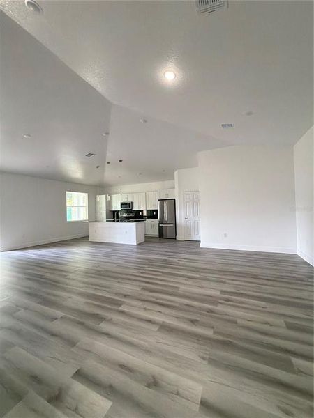 Spacious, unfurnished interior of a new home in , Lakeland (Image 12).