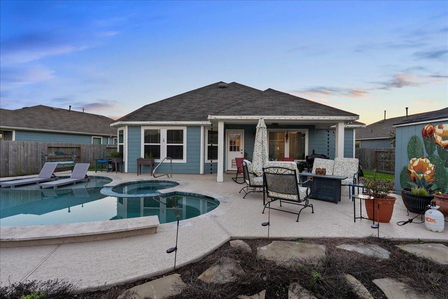 Exterior details and patio area of a home in Mustang Crossing, Alvin (Image 26).