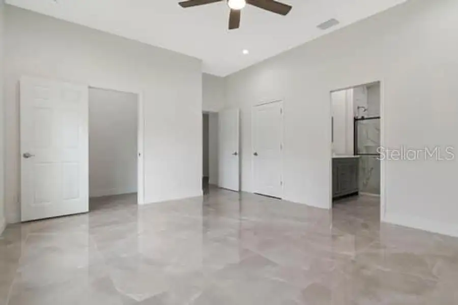 Spacious, unfurnished interior of a new home in , Tampa (Image 19).