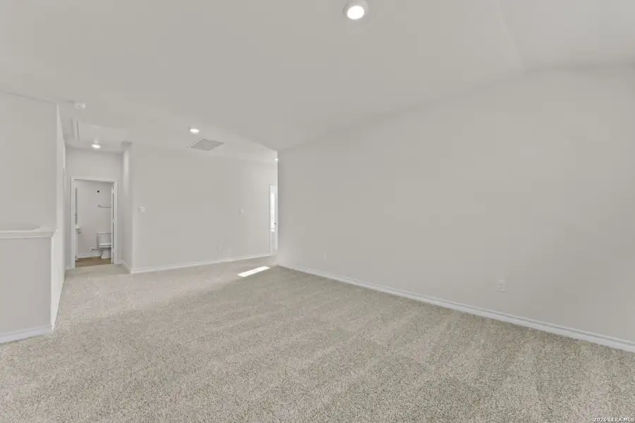 Spacious, unfurnished interior of a new home in Laurel Vistas, San Antonio (Image 14).