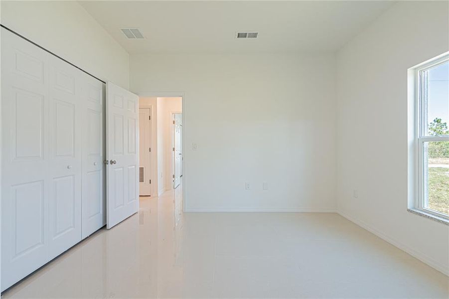Spacious, unfurnished interior of a new home in , Lake Placid (Image 6).