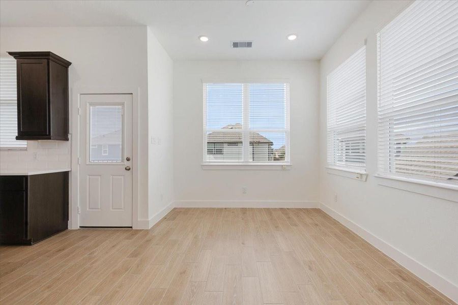 Spacious, unfurnished interior of a new home in Meridiana, Iowa Colony (Image 20).