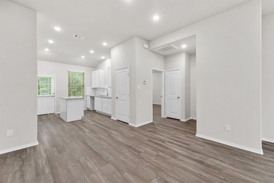 Spacious, unfurnished interior of a new home in , Lufkin (Image 30).