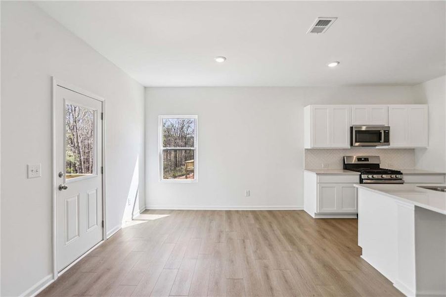 Spacious, unfurnished interior of a new home in The Pointe at Heron Bay, Locust Grove (Image 17).