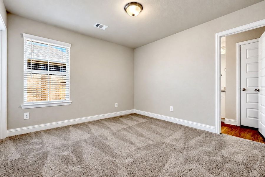 Spacious, unfurnished interior of a new home in Lago Mar, Texas City (Image 23).