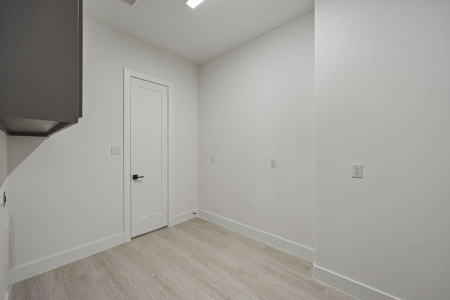 Spacious, unfurnished interior of a new home in Winding Creek, Rockwall (Image 23).