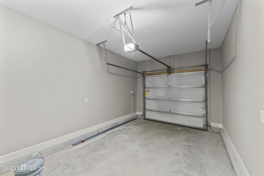 Spacious, unfurnished interior of a new home in , Jacksonville (Image 19).