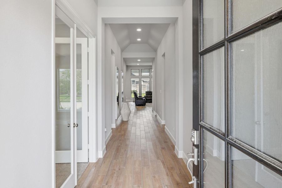 Spacious, unfurnished interior of a new home in Riceland, Mont Belvieu (Image 21).