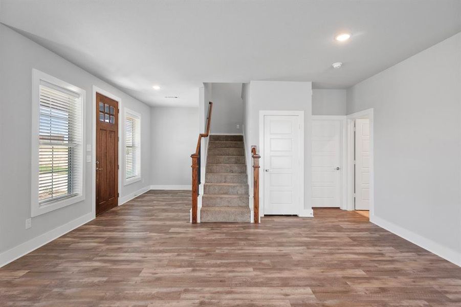 Spacious, unfurnished interior of a new home in Heritage Towne, Grand Prairie (Image 17).