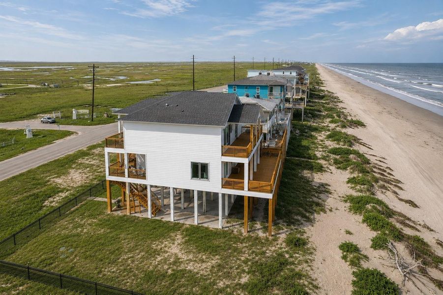 Breathtaking beachfront views! Breathtaking beachfront views!