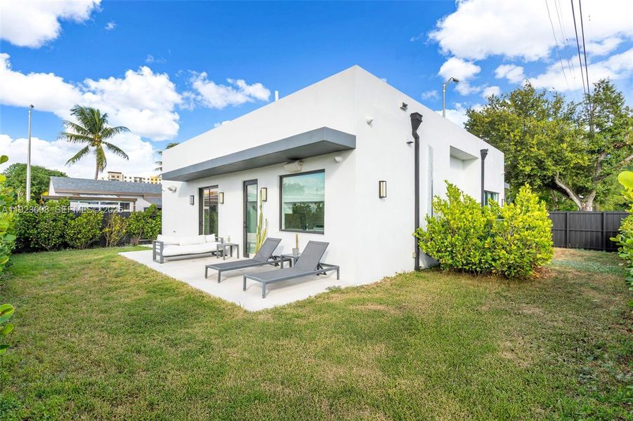 Exterior details and patio area of a home in , Hialeah (Image 2).