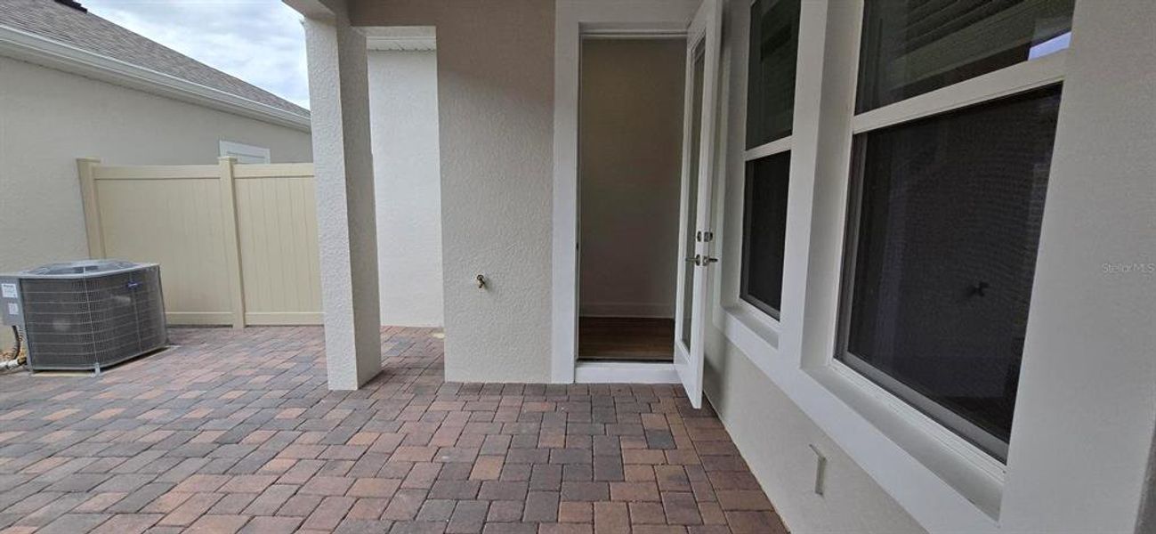 Exterior details and patio area of a home in , Winter Garden (Image 20).