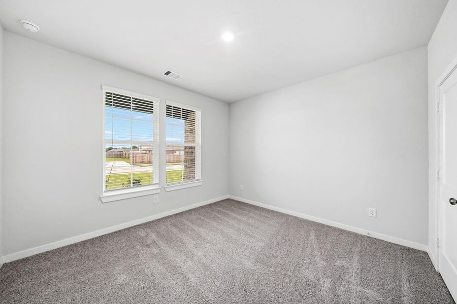 Spacious, unfurnished interior of a new home in Country Creek, Mont Belvieu (Image 15).