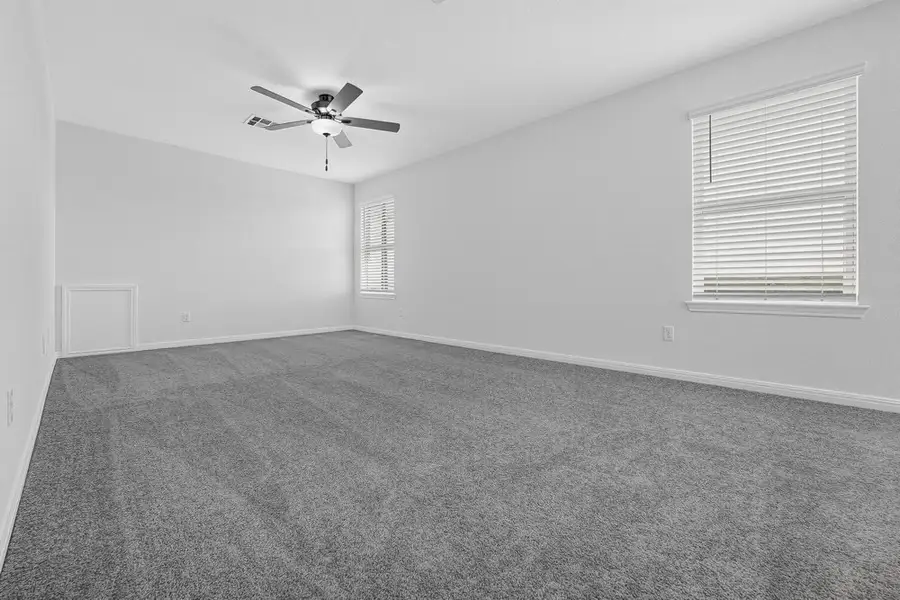 Spacious, unfurnished interior of a new home in Sunfield, Buda (Image 24).