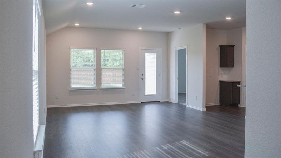Spacious, unfurnished interior of a new home in Forestbrook Estates, Paris (Image 14). Spacious, unfurnished interior of a new home in Forestbrook Estates, Paris (Image 14).