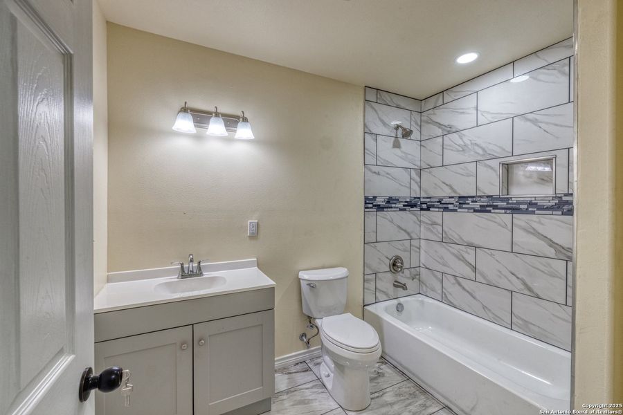 Furnished interior view inside a new home in , Uvalde (Image 6).