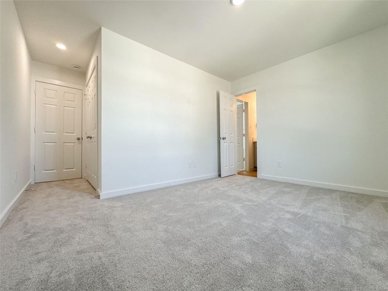 Spacious, unfurnished interior of a new home in , Conroe (Image 19).