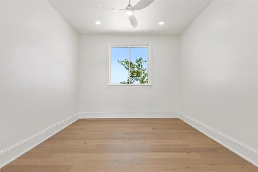 The office is spacious and bright. The office is spacious and bright.