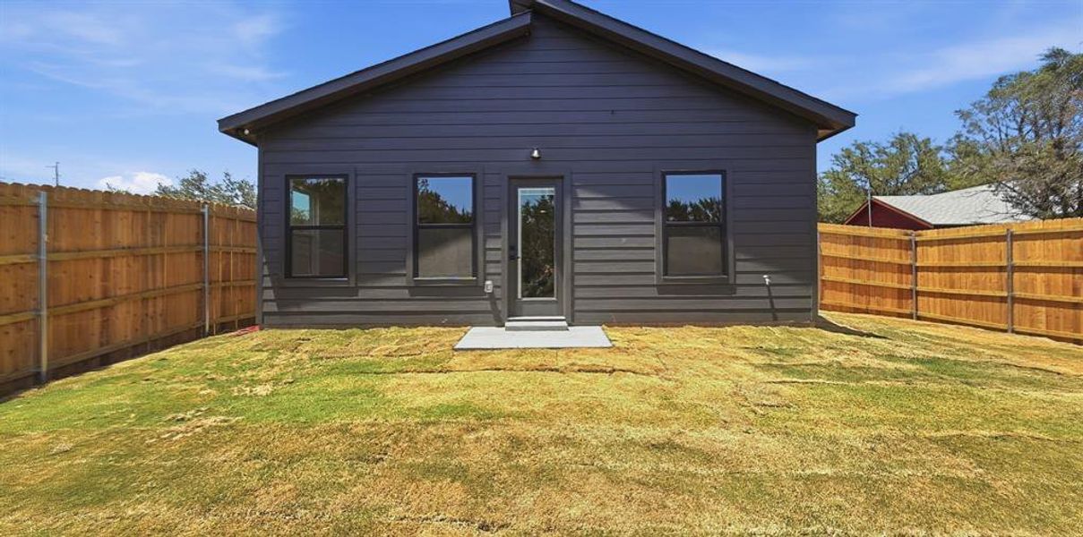 Exterior details and patio area of a home in , Granbury (Image 20).