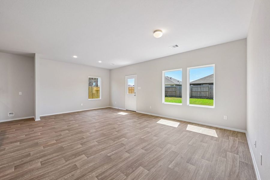 Spacious, unfurnished interior of a new home in Harrington Trails, New Caney (Image 16).