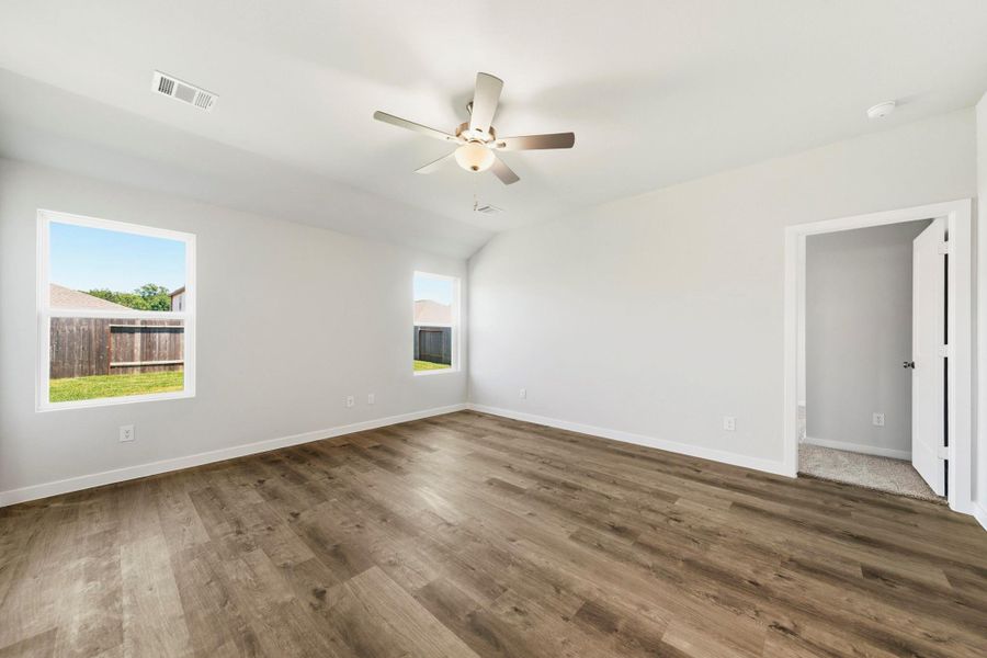 Spacious, unfurnished interior of a new home in Caney Mills, Conroe (Image 9).