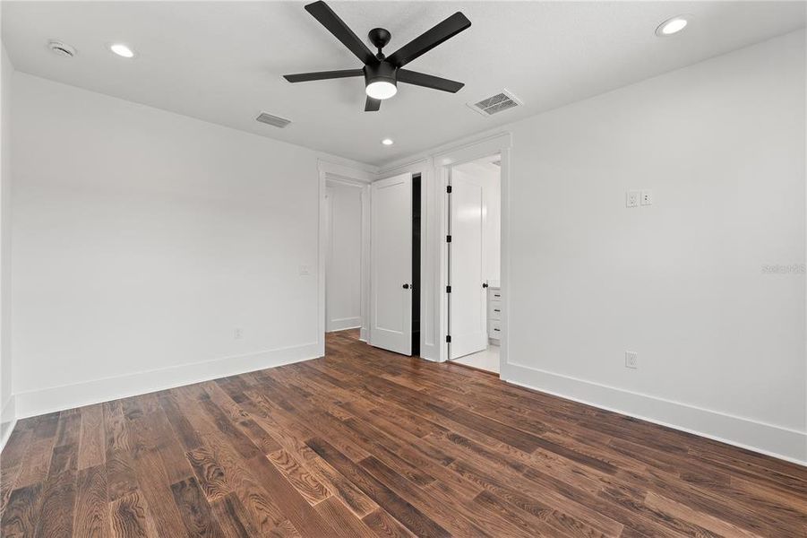 Spacious, unfurnished interior of a new home in , Tampa (Image 24).