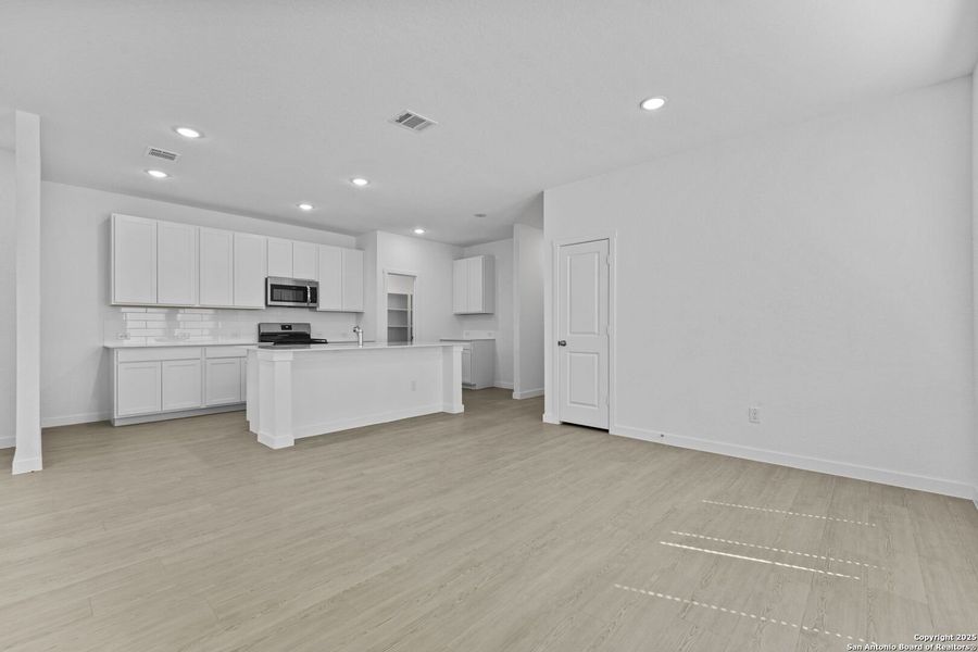Spacious, unfurnished interior of a new home in Parkside: Coastline Collection, New Braunfels (Image 16).
