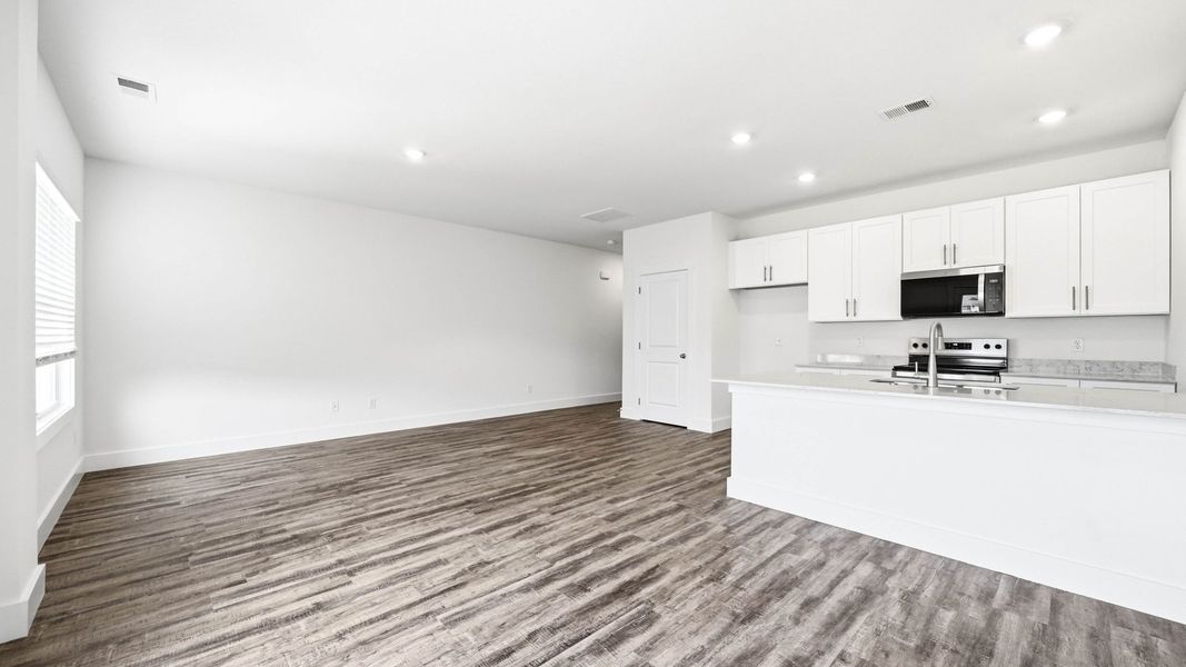Spacious, unfurnished interior of a new home in The Arbor Townhomes, Kingsport (Image 8).