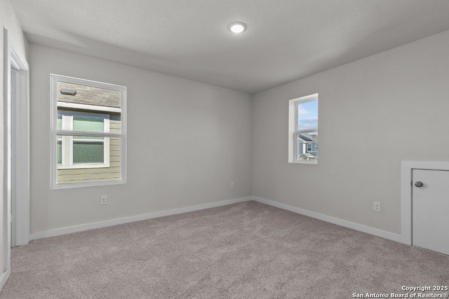 Spacious, unfurnished interior of a new home in Spring Creek, San Antonio (Image 15).