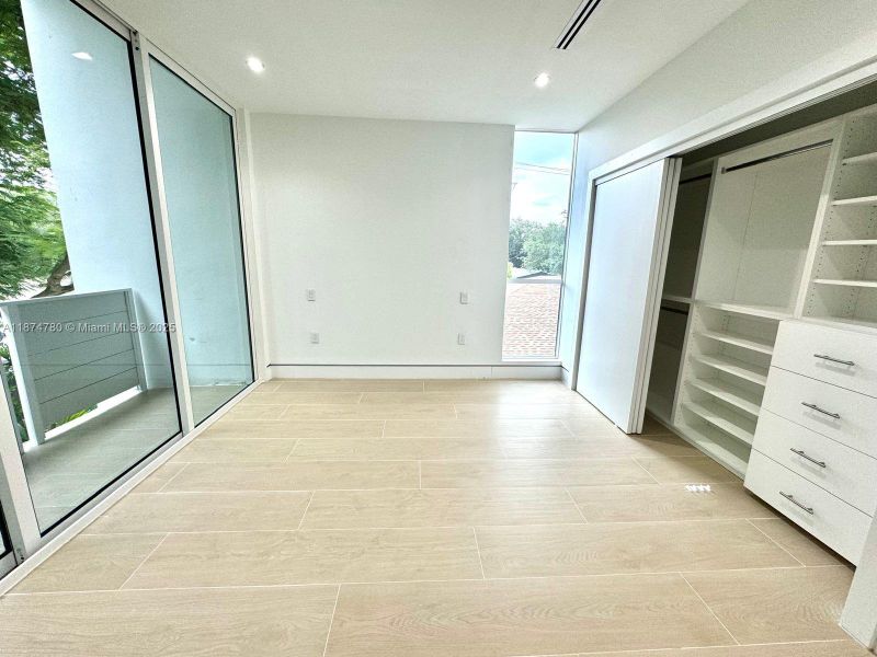 Spacious, unfurnished interior of a new home in , Miami (Image 21).