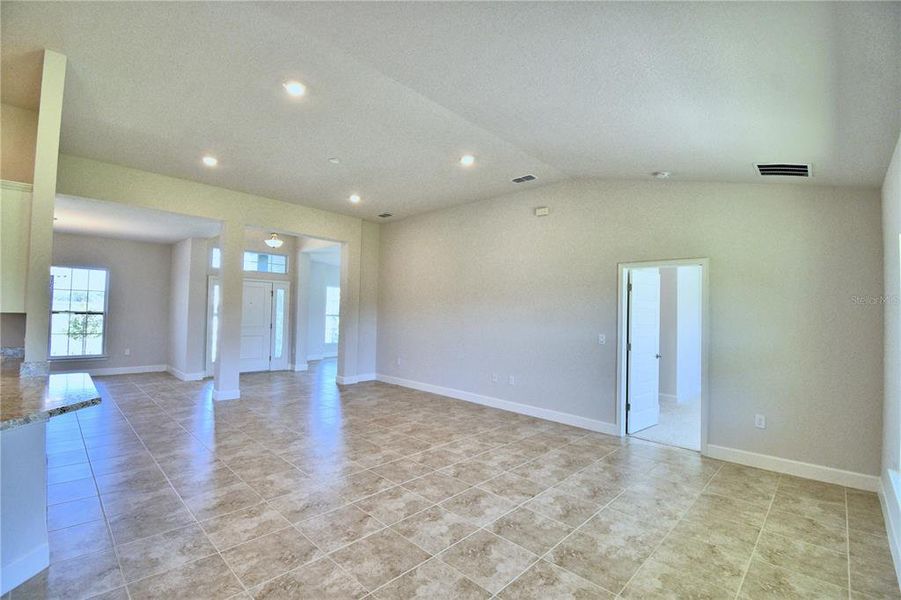 Spacious, unfurnished interior of a new home in , Lake Wales (Image 31).