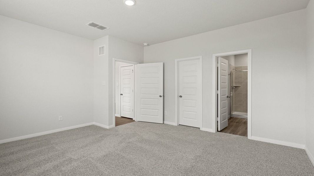 Spacious, unfurnished interior of a new home in Hunters Ranch, San Antonio (Image 13).