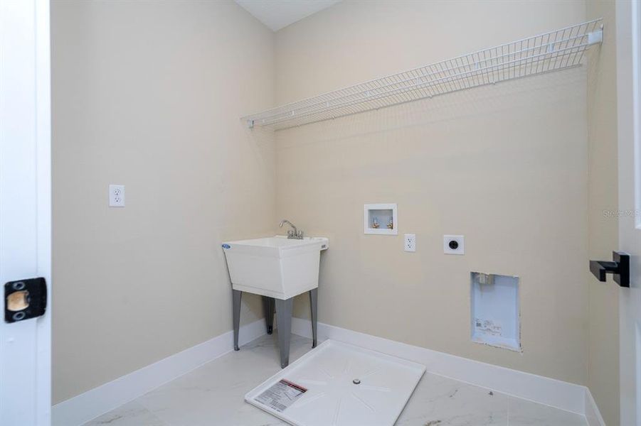 Spacious, unfurnished interior of a new home in , Orlando (Image 19).