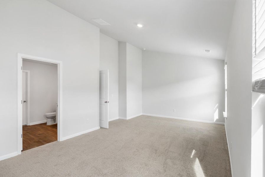 Spacious, unfurnished interior of a new home in Carolina Groves, Moncks Corner (Image 14).