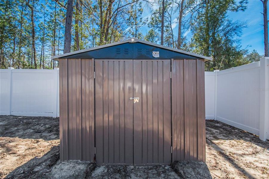 Exterior details and patio area of a home in , Dunnellon (Image 23).