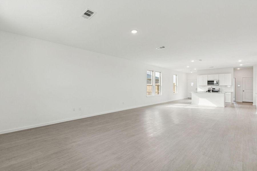 Spacious, unfurnished interior of a new home in River Ranch, Dayton (Image 21).
