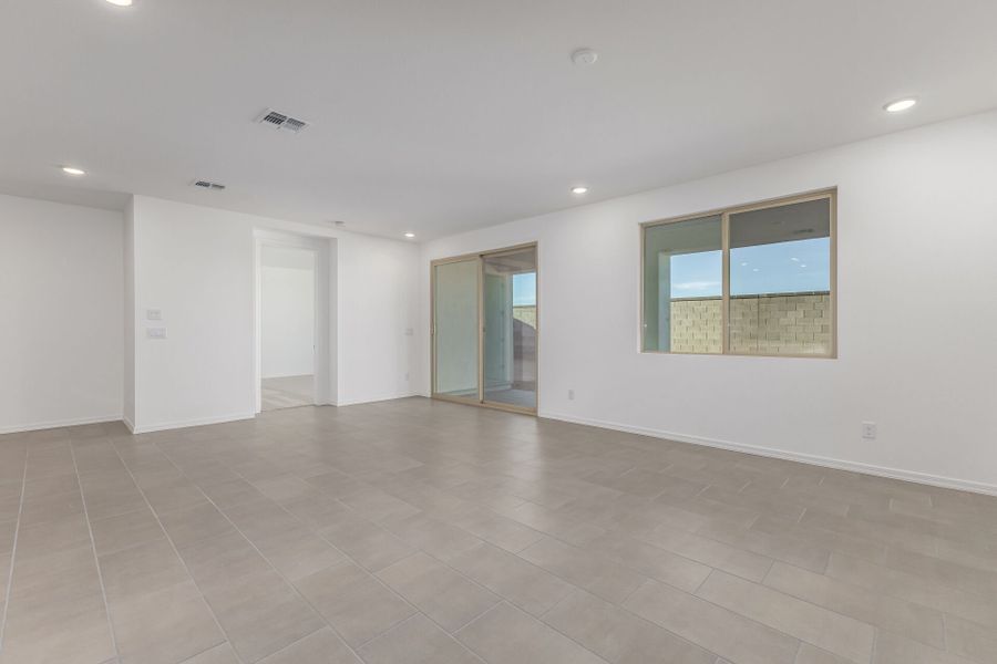 Spacious, unfurnished interior of a new home in Tyler Ranch, Buckeye (Image 8).