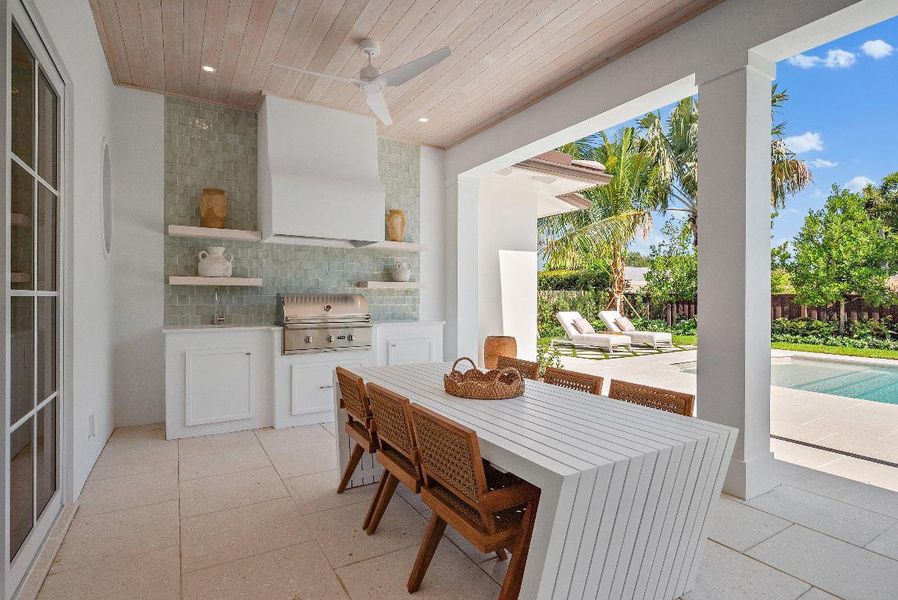 Outdoor Summe Kitchen and Dining