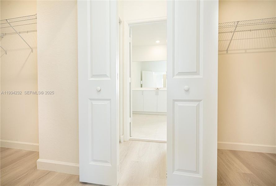 Spacious, unfurnished interior of a new home in Acacia Groves, Miami (Image 27).