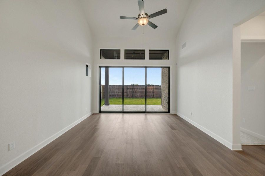 Spacious, unfurnished interior of a new home in Sienna - Grove Collection, Missouri City (Image 35).