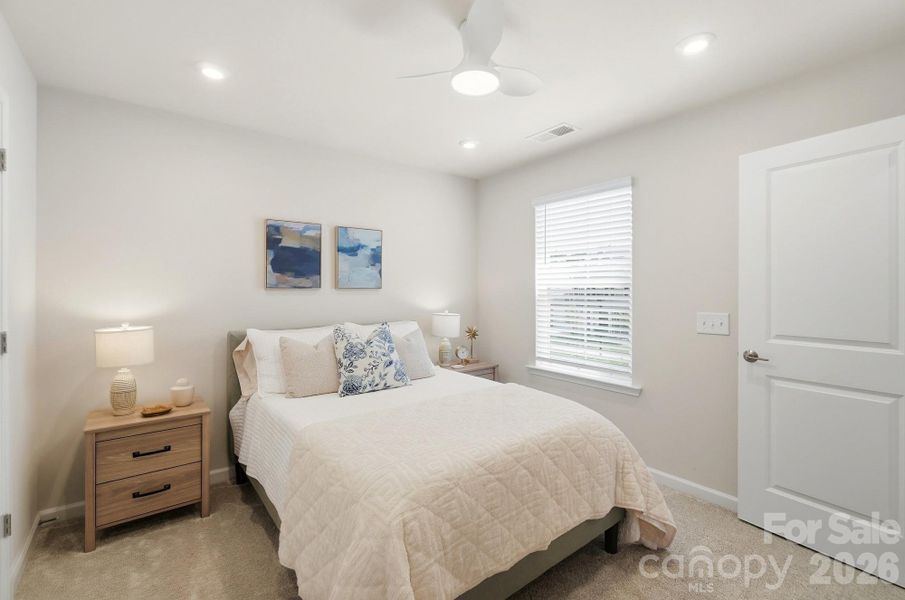Spacious, bright and barely lived in!