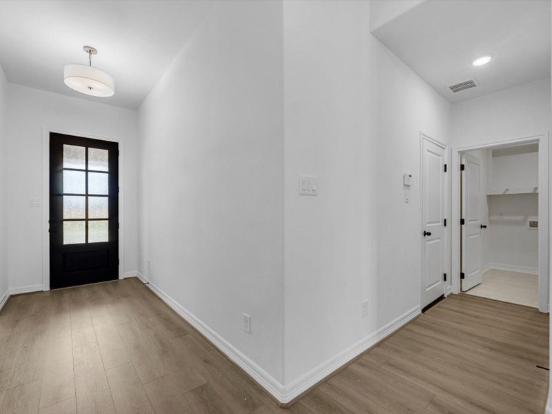 Spacious, unfurnished interior of a new home in Cedar Pointe, Crosby (Image 18).